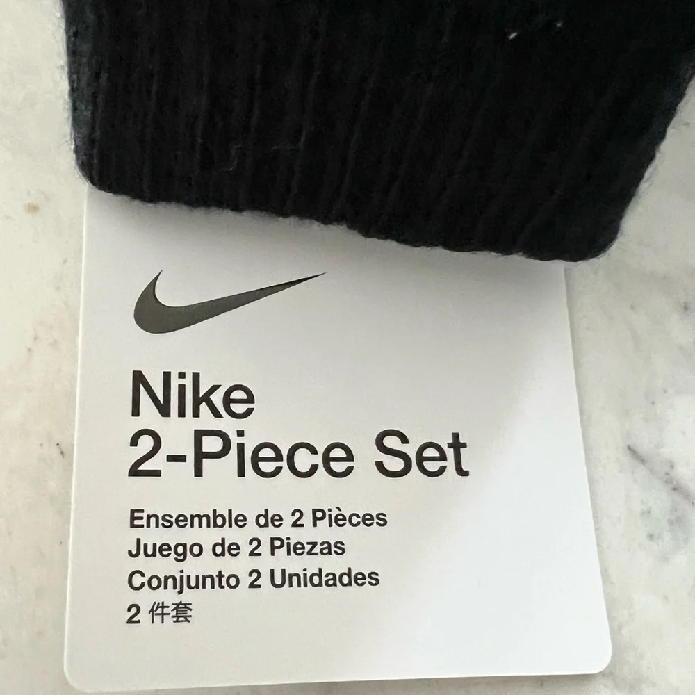 Nike infant cuffed Winter Hat And Mittens Size 12/24 months NWT